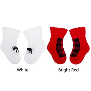 Gestrickte Weihnachts-Babysocken mit Rentierdruck und rotem Karomuster-Design