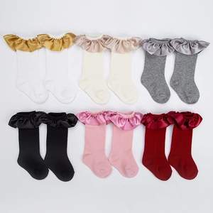 Six paires de chaussettes pour bébé avec volants en satin de couleurs variées