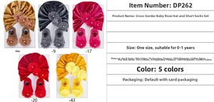 Set dettagliato cappello invernale e calzini per neonati con rose in chiffon in cinque colori