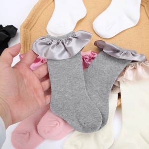 Chaussettes douces en coton pour enfants avec froufrous en satin gris rose et blanc