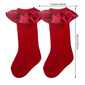 Chaussettes hautes rouges bébé avec bordure en dentelle satinée et mesures 20cm par 11cm