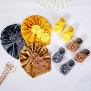 Set di cappelli e calzini in velluto per neonati con fiori di chiffon in tre colori diversi