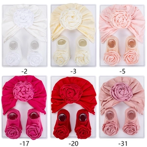 Detailliertes Baby-Turban- und Socken-Set in sechs Farben mit 3D-Rosenblüten-Dekorationen