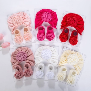 Baby Turban-Hut mit Rosenblüte und passende Socken-Sets in sechs weichen Farben
