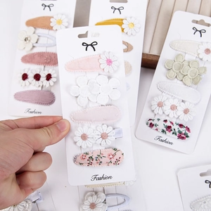 Detailed shot of 5pcs floral hair clips set with daisy embroidery and lace bows