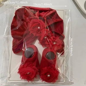 Dettaglio set fascia e calzini per neonata con rose rosse in tessuto e perle