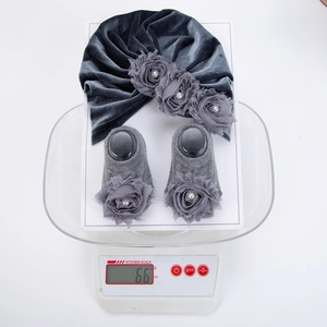 Set neonato con turbante in velluto grigio e calzini con fiori dal peso di 66g