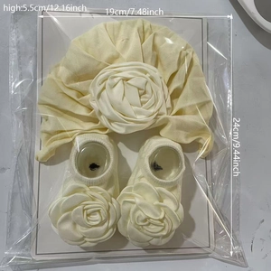 Detailansicht des beigen Baby-Turbans und Socken-Sets mit Größenangaben in Zentimetern