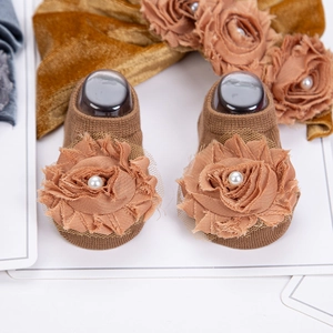 Set fascia e calzini per neonato con fiori in tessuto 3D e perle sintetiche