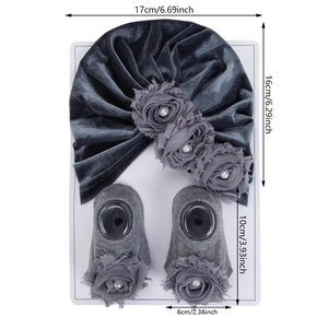 Set cappello e calzini invernali per neonati con fiori di rosa e perle grigio scuro