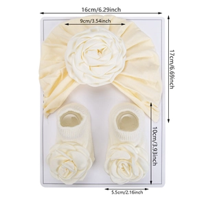 Baby-Set aus Turban-Stirnband mit Rose und Socken auf Displaykarte mit Maßen