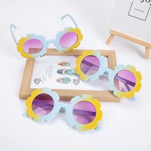 Détail de lunettes de soleil fleurs pour enfants avec monture dégradée pastel