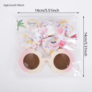 Lot accessoires enfant avec bandeau à fleurs et lunettes de soleil en forme de fleur