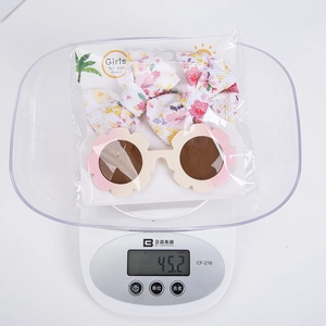 Ensemble bandeau à fleurs et lunettes de soleil pour filles dans son emballage