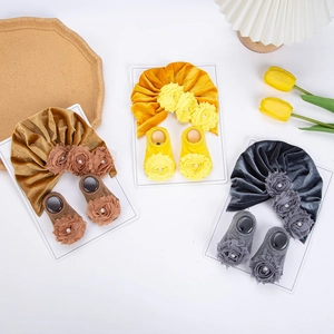 Set neonato tre pezzi con cappello turbante in velluto e calze con decorazioni floreali