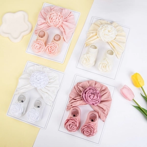 Baby Turban-Mütze mit Rosenblüte und passende Socken Set für Neugeborene Fotos