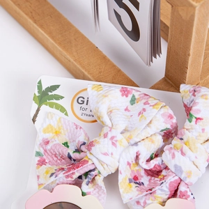 Gros plan de pinces à cheveux à nœud floral et lunettes de soleil fleurs sur carte