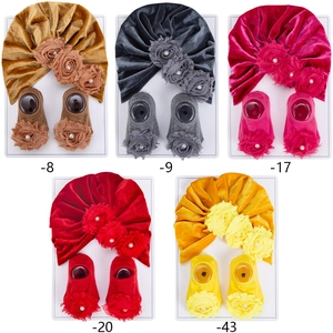 Set berretto e calzini neonato in velluto con perle e fiori di pizzo in cinque colori vivi