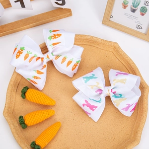 Détail de nœuds à cheveux de Pâques avec motifs carotte et lapin et accessoires
