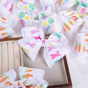 Détail de nœuds de Pâques en gros-grain avec motifs colorés de lapins et d'œufs