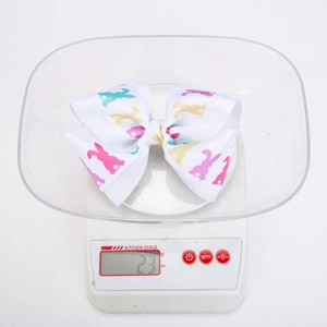Détail du nœud papillon de Pâques affichant son poids de 23g sur une balance de cuisine