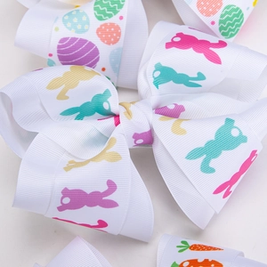Gros plan détaillé d'un nœud papillon de Pâques en gros-grain avec motifs lapins