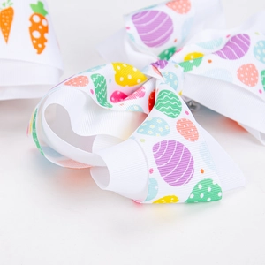 Gros plan détaillé d'un nœud papillon de Pâques avec motifs carottes et œufs colorés