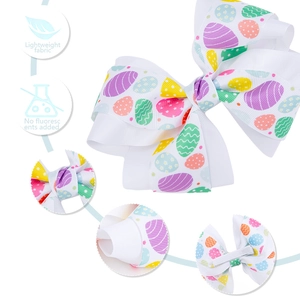 Détail macro du nœud papillon de Pâques avec imprimés d'œufs colorés et clip