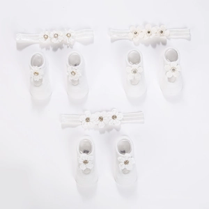Lot détaillé de 3 bandeaux et chaussettes blancs pour bébé avec fleurs et perles