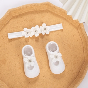 Détail du bandeau blanc pour bébé et chaussettes assorties avec perles et strass