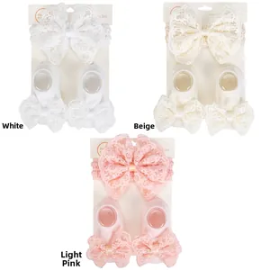 Détails des bandeaux à nœuds en dentelle et chaussettes assorties en blanc, beige et rose
