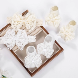 Détail de bandeaux bébé en dentelle et chaussettes à nœud en tricot de coton doux