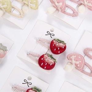 Fermagli per capelli ricamati con fragole e funghi rosa con piccole perle eleganti