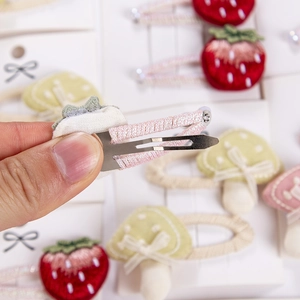 Fermagli BB in tessuto rosa con fragola e fungo ricamati per acconciature bimba
