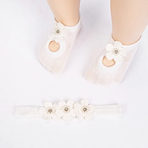 Ensemble bandeau à fleurs en perles et chaussettes pour bébé en blanc pur pour baptême