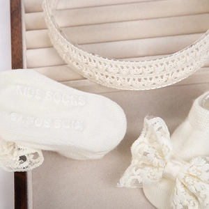 Détails du bandeau et des chaussettes pour bébé avec points antidérapants