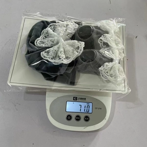 Détail du lot bandeau et chaussettes bébé emballé sur balance affichant un poids de 71,0g
