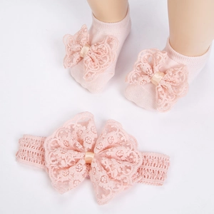 Ensemble bandeau et chaussettes pour bébé avec nœuds en dentelle et design respirant