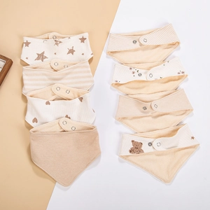 Détail de lot de 7 bavoirs bébé en coton aux tons neutres avec boutons-pression en métal