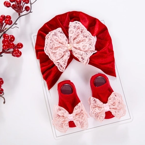Ensemble bonnet et chaussettes bébé en velours rouge avec grands nœuds en dentelle