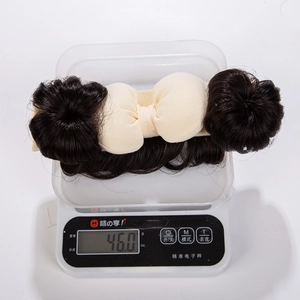 Detailed macro view showing the baby bow wig headband weight of 46.0g on a digital scale