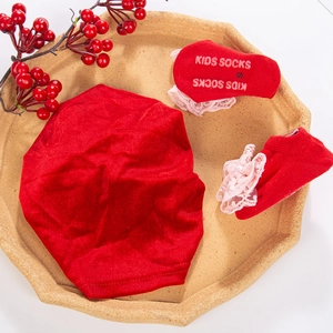Ensemble bonnet en velours rouge et chaussettes en dentelle avec nœud pour bébé