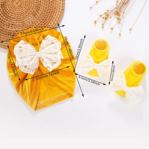 Ensemble bébé en velours jaune avec bonnet et chaussettes à nœuds en dentelle blanche
