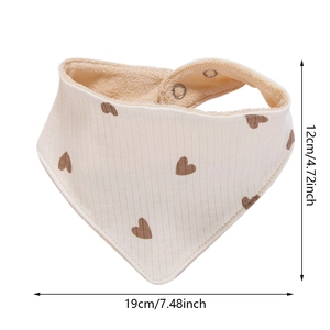 Bavoir bandana en coton pour bébé avec motifs cœurs marrons et fermeture par bouton pression