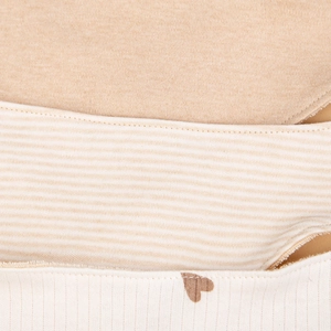 Détails des tissus de bavoirs en coton avec motifs unis, rayés et imprimés de cœurs bruns