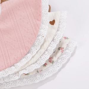 Détails des bavoirs bébé en coton avec bordure en dentelle et motifs floraux