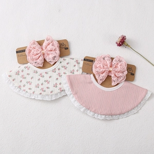 Coffret de bavoirs pour bébé en coton avec dentelle et nœuds roses sur support papier