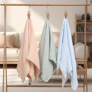 Detail der sechslagigen Mull-Babydecken aus Baumwolle mit elegantem Spitzenbesatz