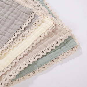 Detailansicht des sechsschichtigen Baumwoll-Babytuches mit Spitzenbesatz und gesteppter Textur