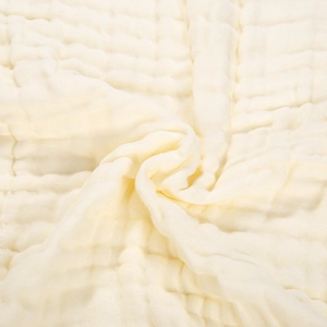 Makroaufnahme der weichen Textur und Bubble Gauze Schichten des Baby-Badetuchs aus Baumwolle